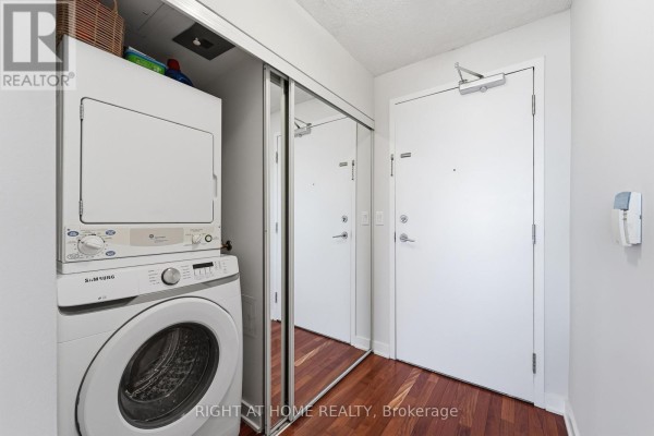 Kitchen - 1612 - 38 Lee Centre Drive, Toronto, ON M1H3J7 Photo 3