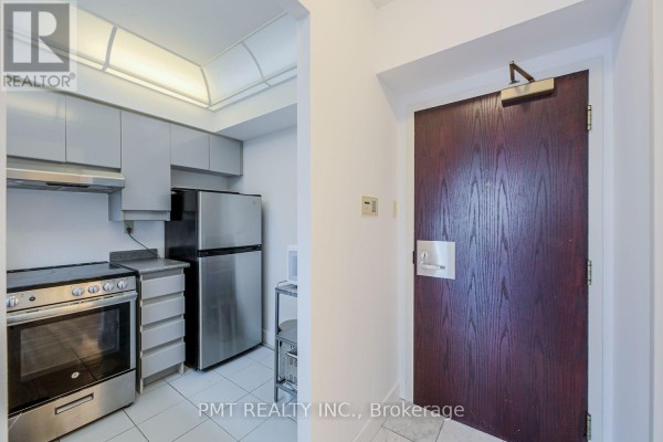 1612 - 736 Bay Street, Toronto, ON M5G2M4 Photo 2