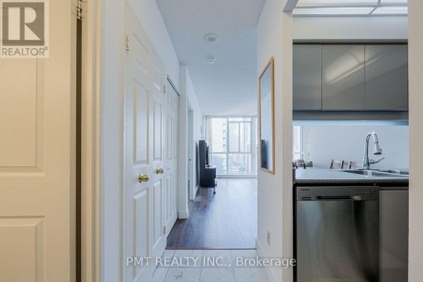 1612 - 736 Bay Street, Toronto, ON M5G2M4 Photo 3