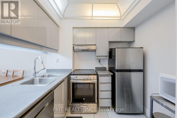 1612 - 736 Bay Street, Toronto, ON M5G2M4 Photo 4