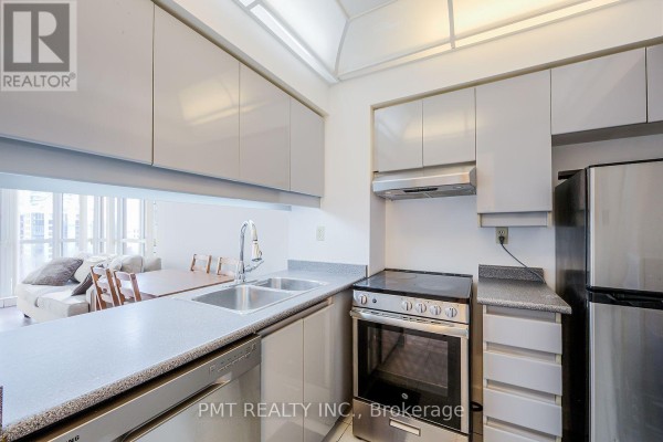 1612 - 736 Bay Street, Toronto, ON M5G2M4 Photo 5