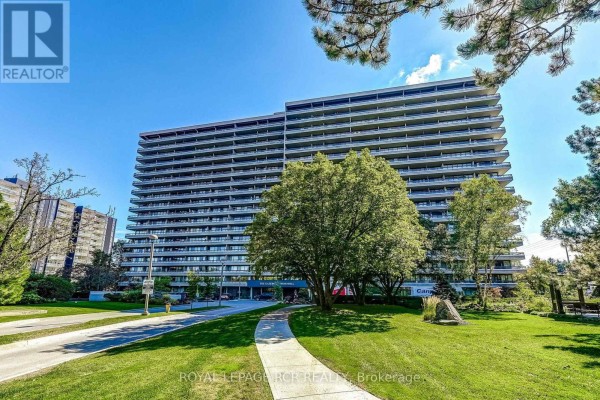 Living room - 1612 - 8111 Yonge Street, Markham, ON L3T4V9 Photo 2