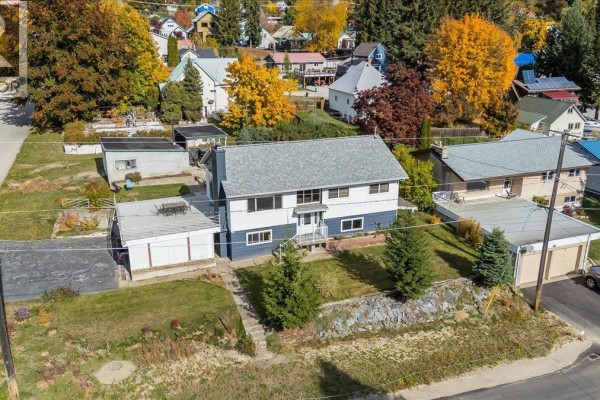 Mud room - 1614 Cook Avenue, Rossland, BC V0G1Y0 Photo 2