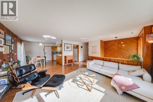 Full bathroom - 1614 Cook Avenue, Rossland, BC V0G1Y0 Photo 5