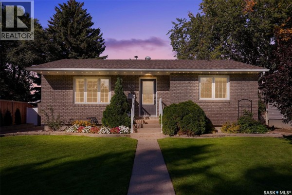 Living room - 1616 Marshal Crescent, Moose Jaw, SK S6H3G6 Photo 2