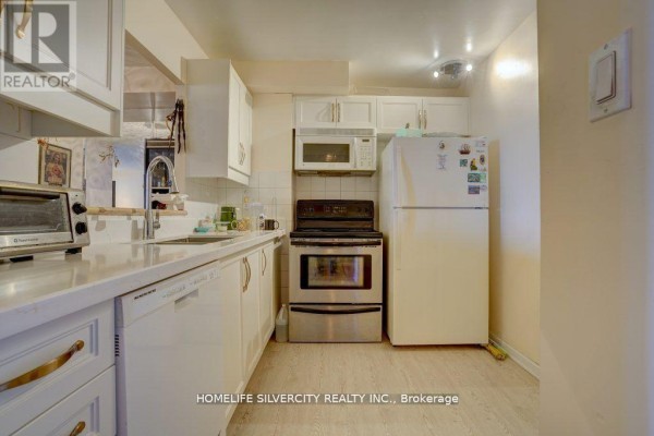 Kitchen - 1617 - 88 Corporate Drive, Toronto, ON M1H3G6 Photo 5