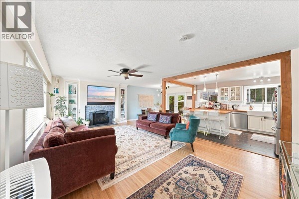 1617 Stella Place, Port Coquitlam, BC V3C2R4 Photo 2