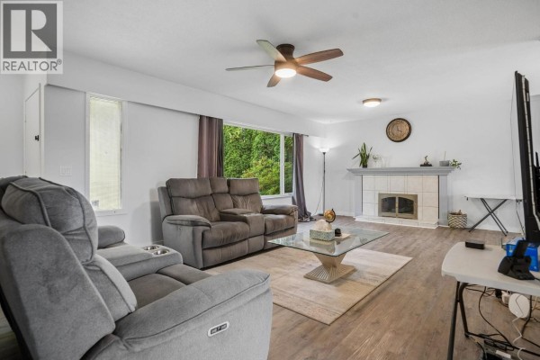 1617 Western Drive, Port Coquitlam, BC V3C2X1 Photo 4
