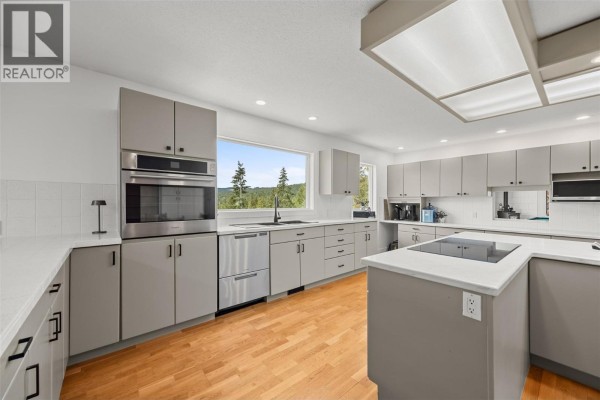 4pc Bathroom - 1618 Huckleberry Road, Kelowna, BC V1P1M5 Photo 5