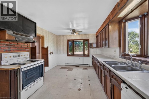 5pc Bathroom - 1619 Snake Road, Burlington, ON L7P4Y9 Photo 5