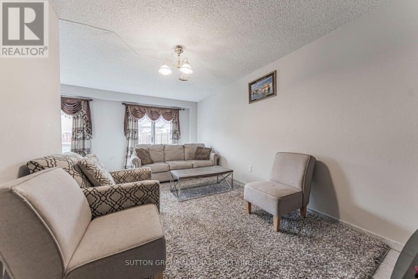 Kitchen - 162 Bighorn Crescent, Brampton, ON L6R1G1 Photo 3