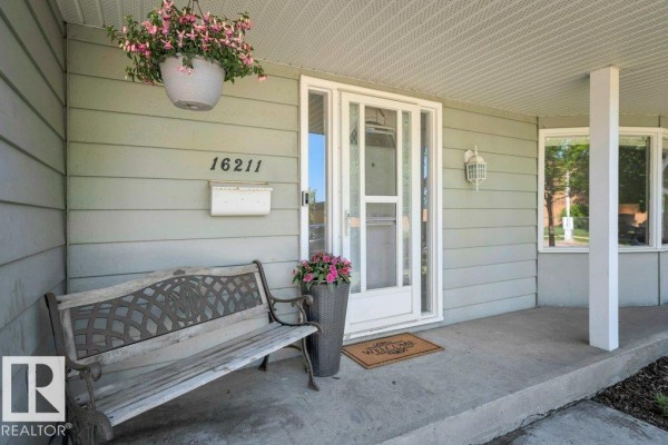 Family room - 16211 78 Av Nw, Edmonton, AB T5R3E5 Photo 4