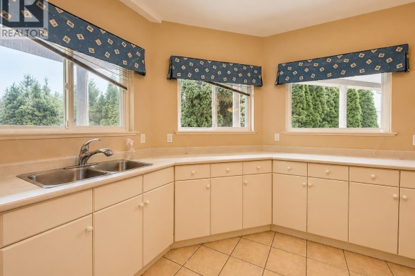 1625 Parkway Blvd, Coquitlam, BC V3E3M7 Photo 4