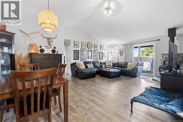 Living room - 1626 Larch Rd, Ucluelet, BC V0R3A0 Photo 4
