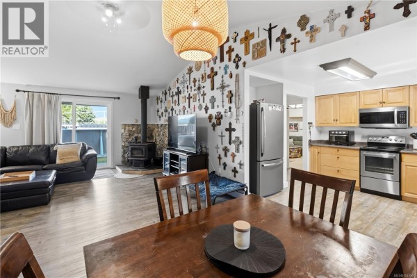 Kitchen - 1626 Larch Rd, Ucluelet, BC V0R3A0 Photo 5
