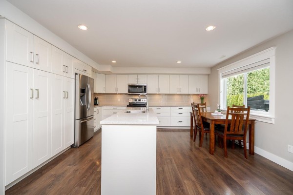 16265 61a Avenue, Surrey, BC V3S3W2 Photo 4