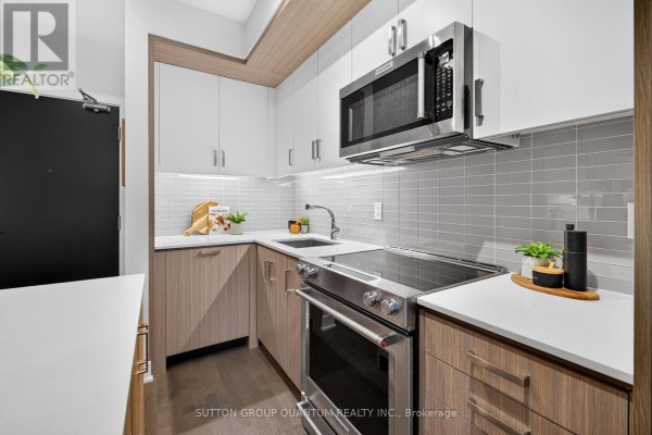 Living room - 163 - 1575 Lakeshore Road, Mississauga, ON L5J0B1 Photo 4