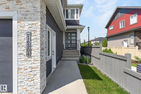 Kitchen - 16304 19 Av Sw, Edmonton, AB T6W5J8 Photo 3