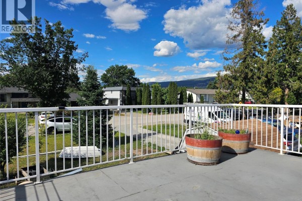 Living room - 1635-1637 Findlay Road, Kelowna, BC V1X5B6 Photo 5