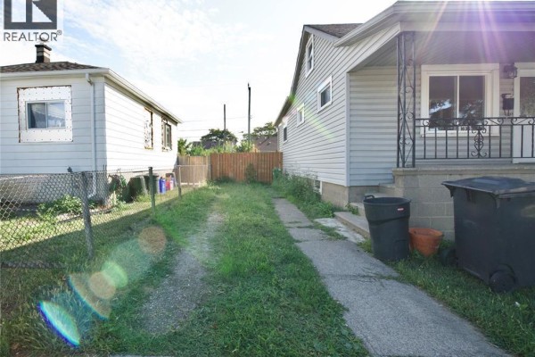 1636 Cadillac, Windsor, ON, photo 3