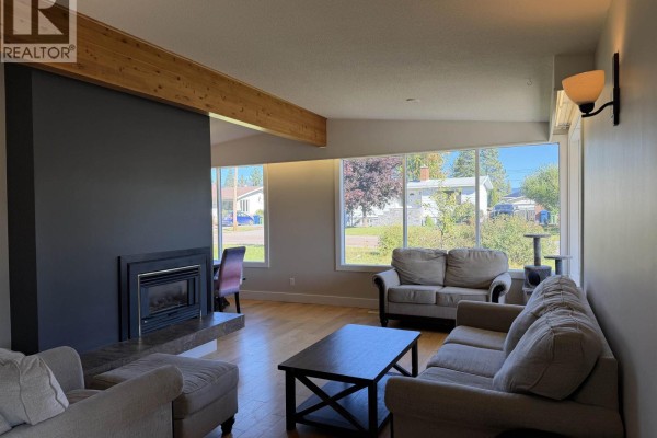 Living room - 1637 Queen Street, Smithers, BC V0J2N0 Photo 2