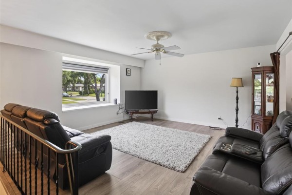 Living room - 164 Manila Road, Winnipeg, MB R2P0S9 Photo 2