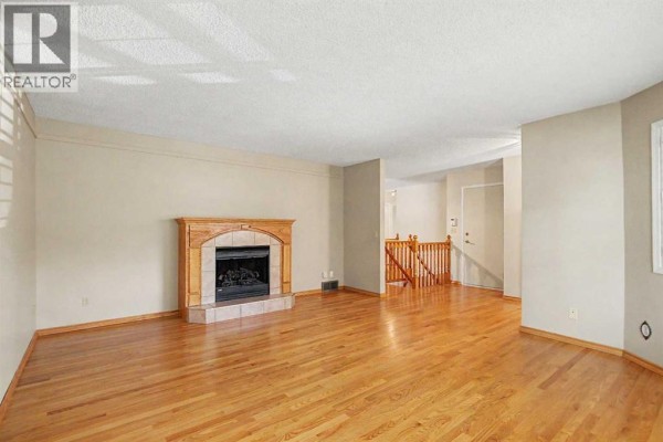 Kitchen - 164 Strathaven Circle Sw, Calgary, AB T3H2N5 Photo 3