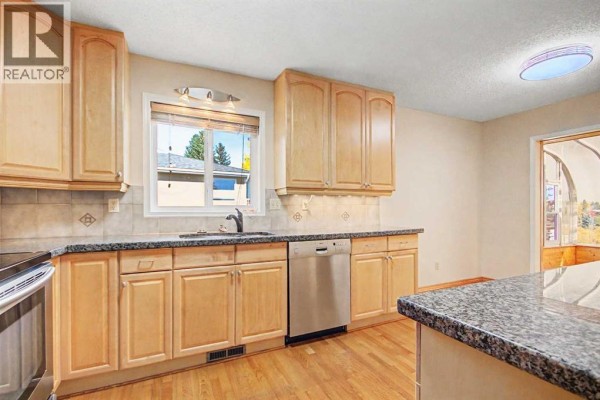 Primary Bedroom - 164 Strathaven Circle Sw, Calgary, AB T3H2N5 Photo 5