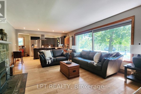 Kitchen - 1644 Ridge Road E, Oro Medonte, ON L0L1T0 Photo 4