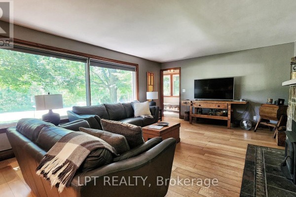 Living room - 1644 Ridge Road E, Oro Medonte, ON L0L1T0 Photo 5