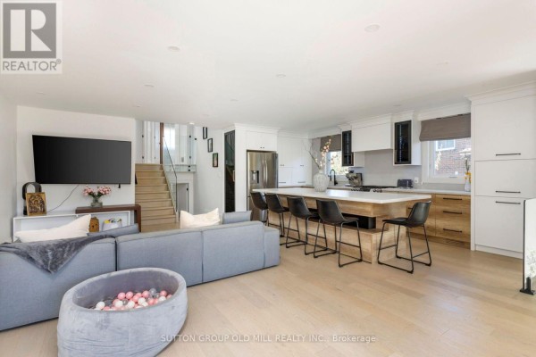 Living room - 1645 Copseholm Trail, Mississauga, ON L4W2C1 Photo 4