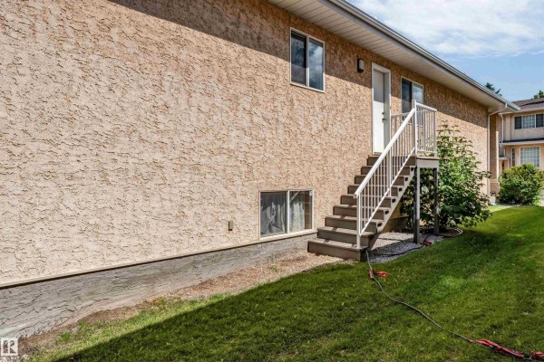 Kitchen - 1646 Jamha Rd Nw, Edmonton, AB T6L6V7 Photo 3