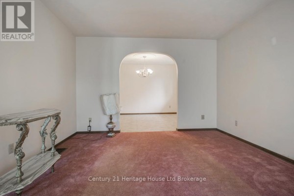 Living room - 165 Park Row, Woodstock, ON N4S1V9 Photo 5