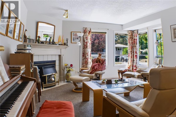 Ensuite - 1650 Midgard Ave, Saanich, BC V8P2Y3 Photo 3