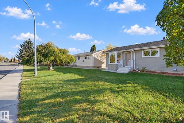 Kitchen - 16507 91 Av Nw, Edmonton, AB T5R5A3 Photo 3