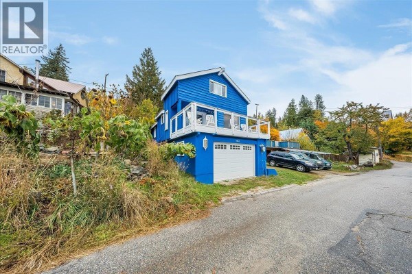 Primary Bedroom - 1653 Harasin Alley, Rossland, BC V0G1Y0 Photo 4
