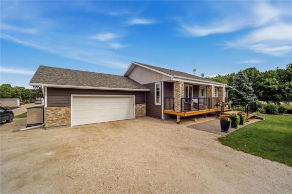 Living room - 1655 Krahn Road, St Adolphe, MB R5A1A1 Photo 4