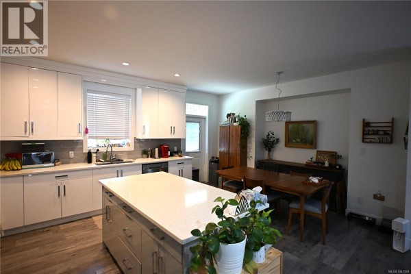 Living room - 1656 Roberta Rd S, Nanaimo, BC V9X0B6 Photo 5