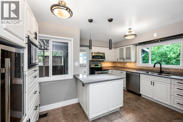 1656 Stanhope Pl, Saanich, BC, photo 3