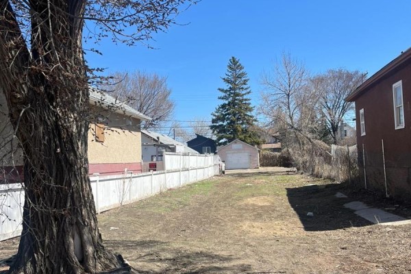 1657 Toronto Street, Regina, SK S4P1M3 Photo 2