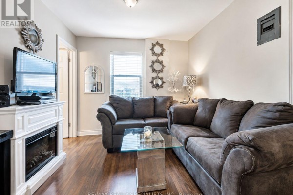 1659 Gerrard Street E, Toronto, ON M4L2A9 Photo 2