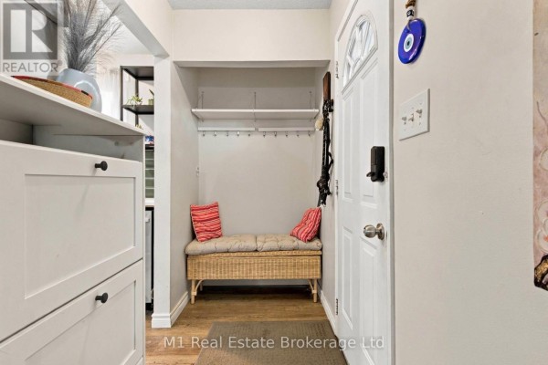 Foyer - 166 Natchez Road, Kitchener, ON N2B3L2 Photo 5