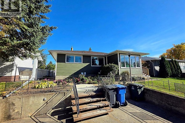 Living room - 1662 91st Street, North Battleford, SK S9A0A4 Photo 2