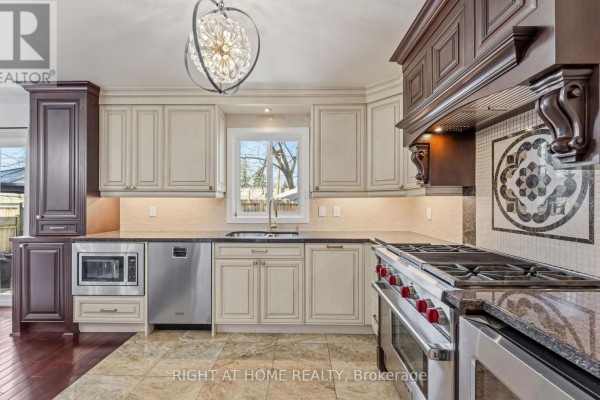 Kitchen - 1665 Asgard Drive, Mississauga, ON L5E3G5 Photo 4