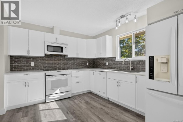 Kitchen - 1665 Dingwall Rd, Courtenay, BC V9N3S8 Photo 3