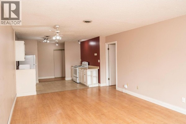Den - 1665 Ufton Court Unit# 220, Kelowna, BC V1Y8G7 Photo 2
