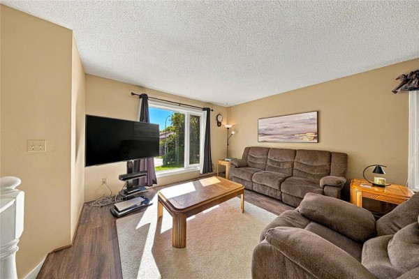 Kitchen - 167 Goldthorpe Crescent, Winnipeg, MB R2N3E7 Photo 3