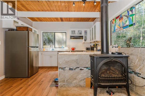 Living room - 1671 North Beach Rd, Salt Spring, BC V8K1A8 Photo 4
