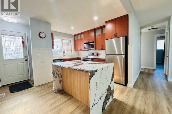 4pc Bathroom - 1672 Marlyn Way Ne, Calgary, AB T2A3K7 Photo 4