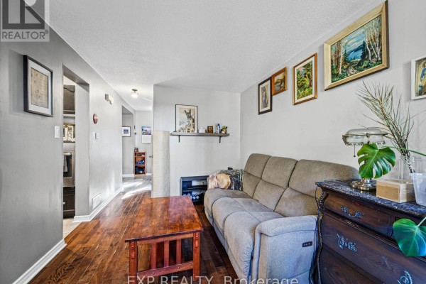 Living room - 1677 Lacombe Drive, Ottawa, ON K4A2R9 Photo 5